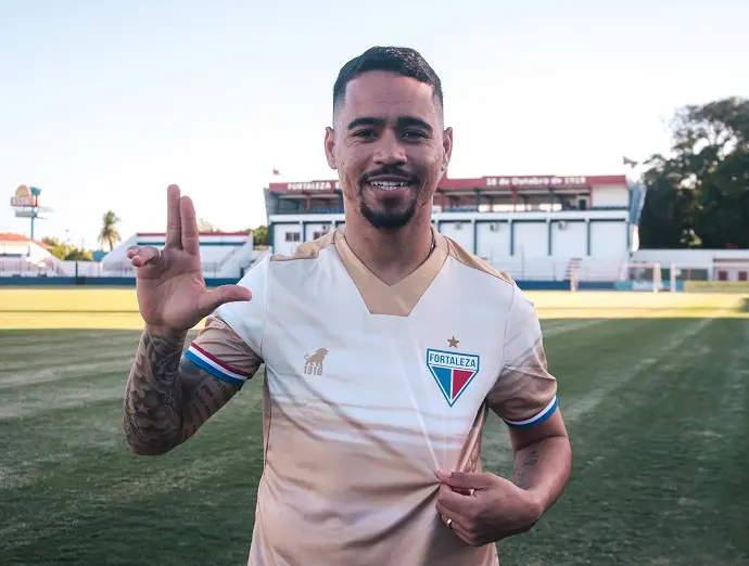 Imagem mostra homem vestido com camisa de futebol