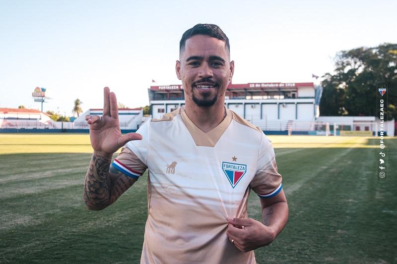 Imagem mostra homem vestido com camisa de futebol