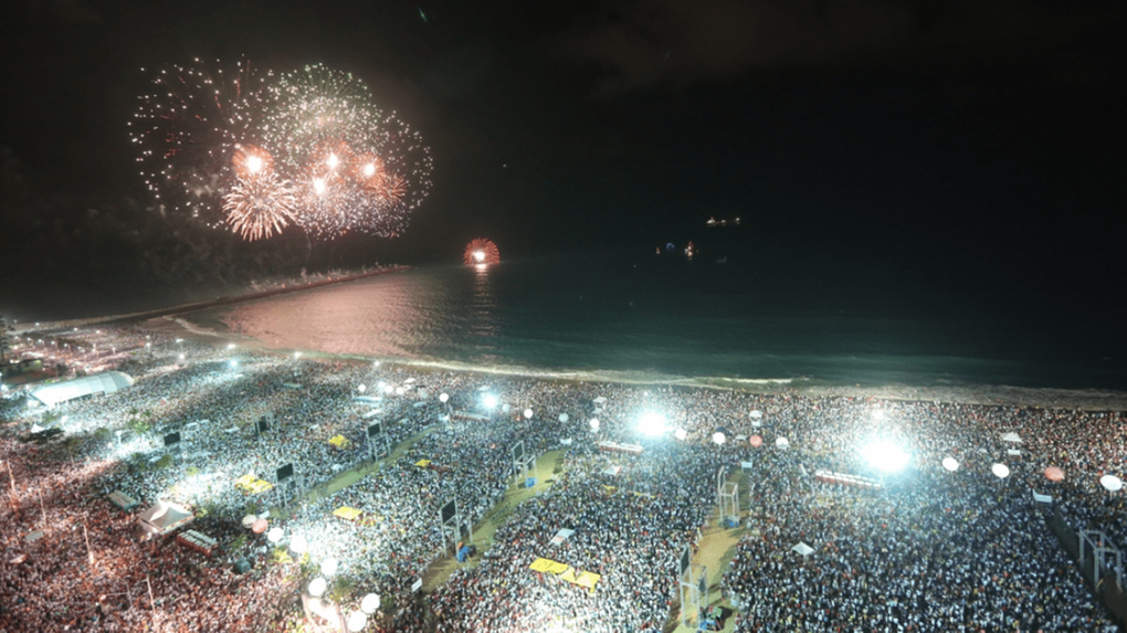 Multidão assistindo fogos de artifício durante festa de réveillon em Fortaleza no Ceará
