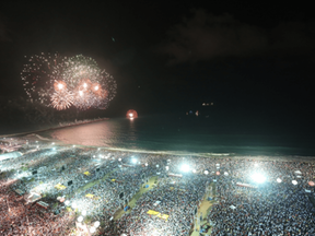 Multidão assistindo fogos de artifício durante festa de réveillon em Fortaleza no Ceará