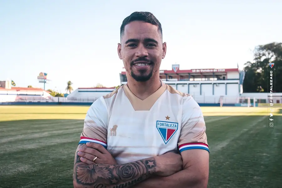 Imagem mostra homem vestido com camisa de futebol