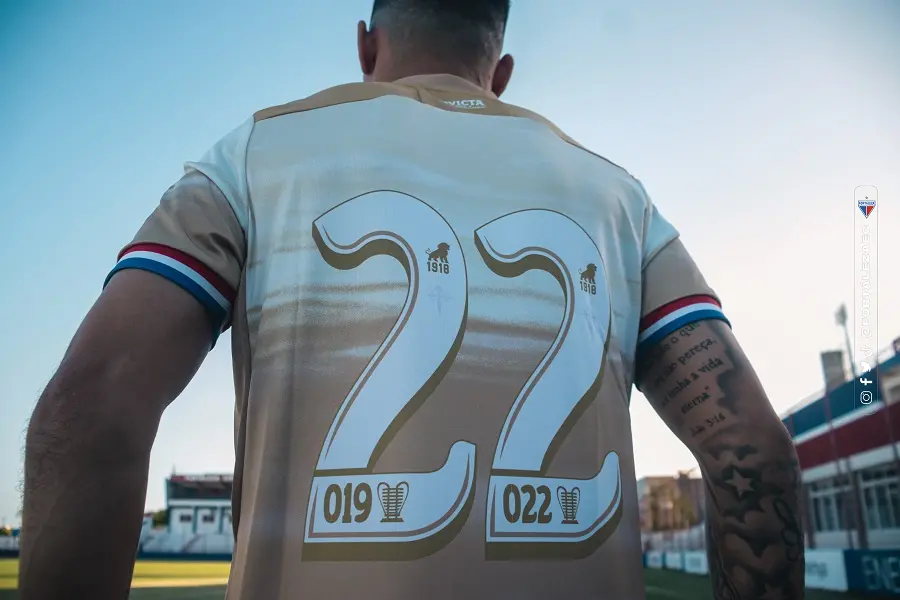 Imagem mostra homem vestido com camisa de futebol