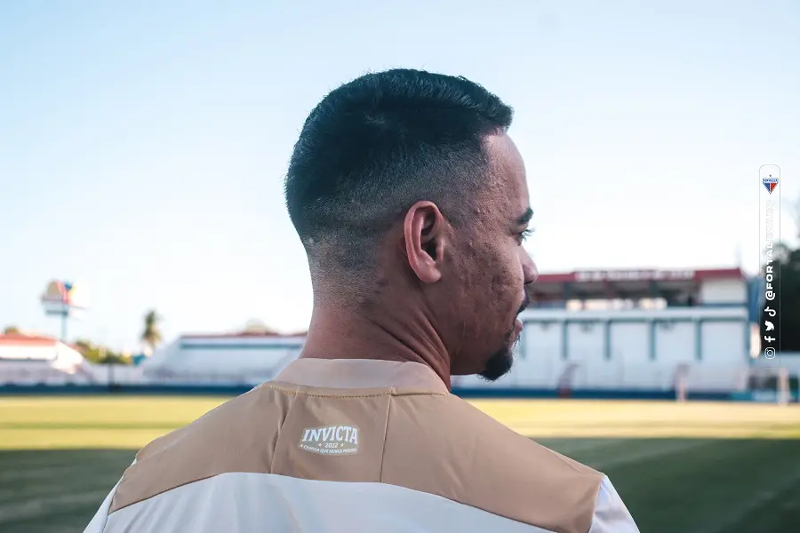 Imagem mostra homem vestido com camisa de futebol