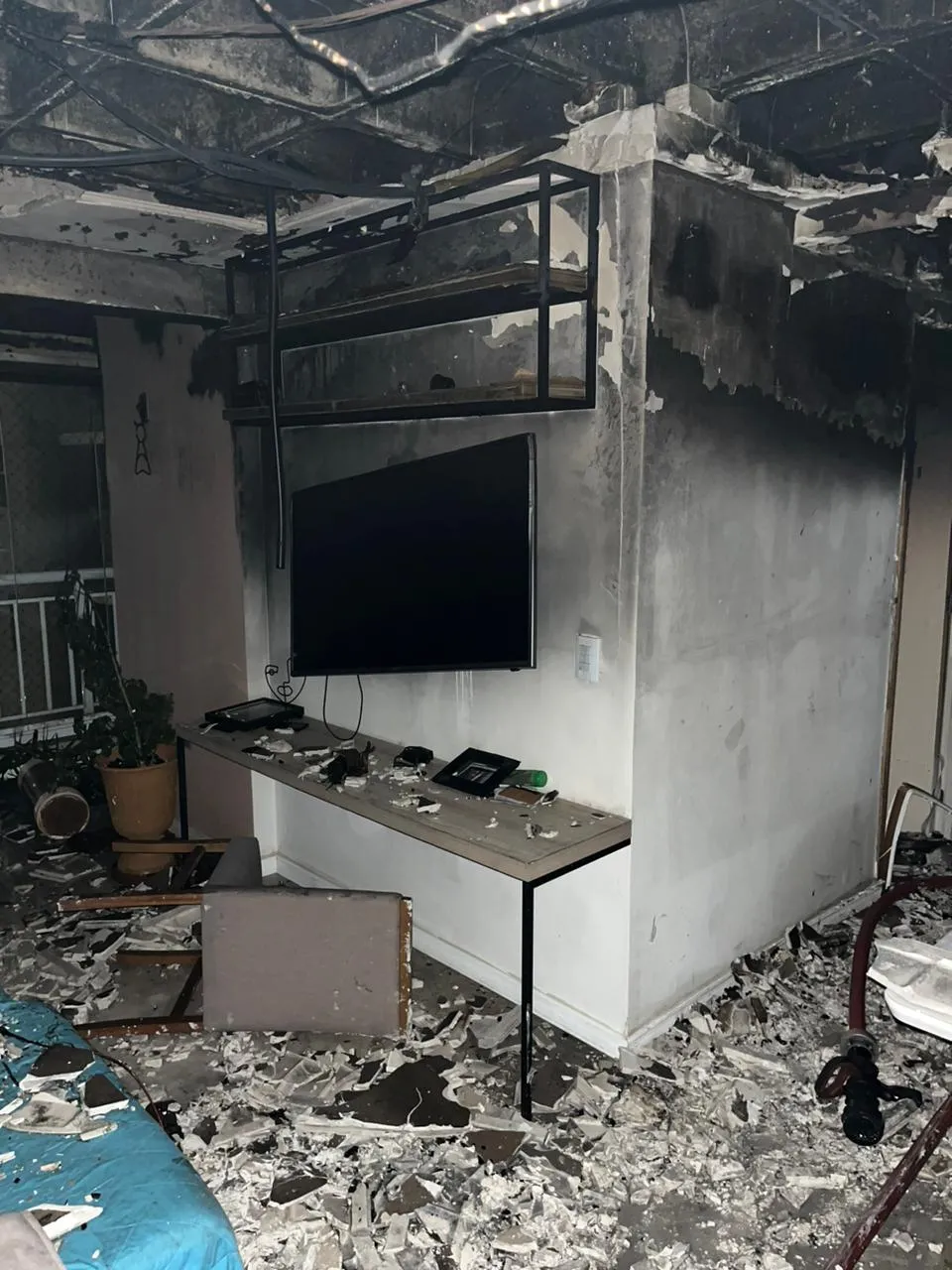 Entre os danos do fogo estão aparelho televisor, ar condicionado, mesa, sofá, cozinha completa, quarto completo, entre outros espaços