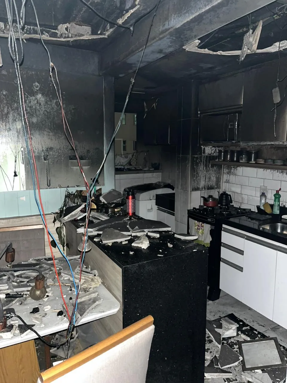 Cozinha do imóvel foi destruída pelo fogo