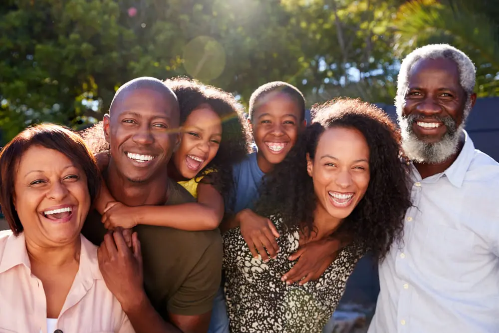 Família com casal de filhos e avós sorrindo