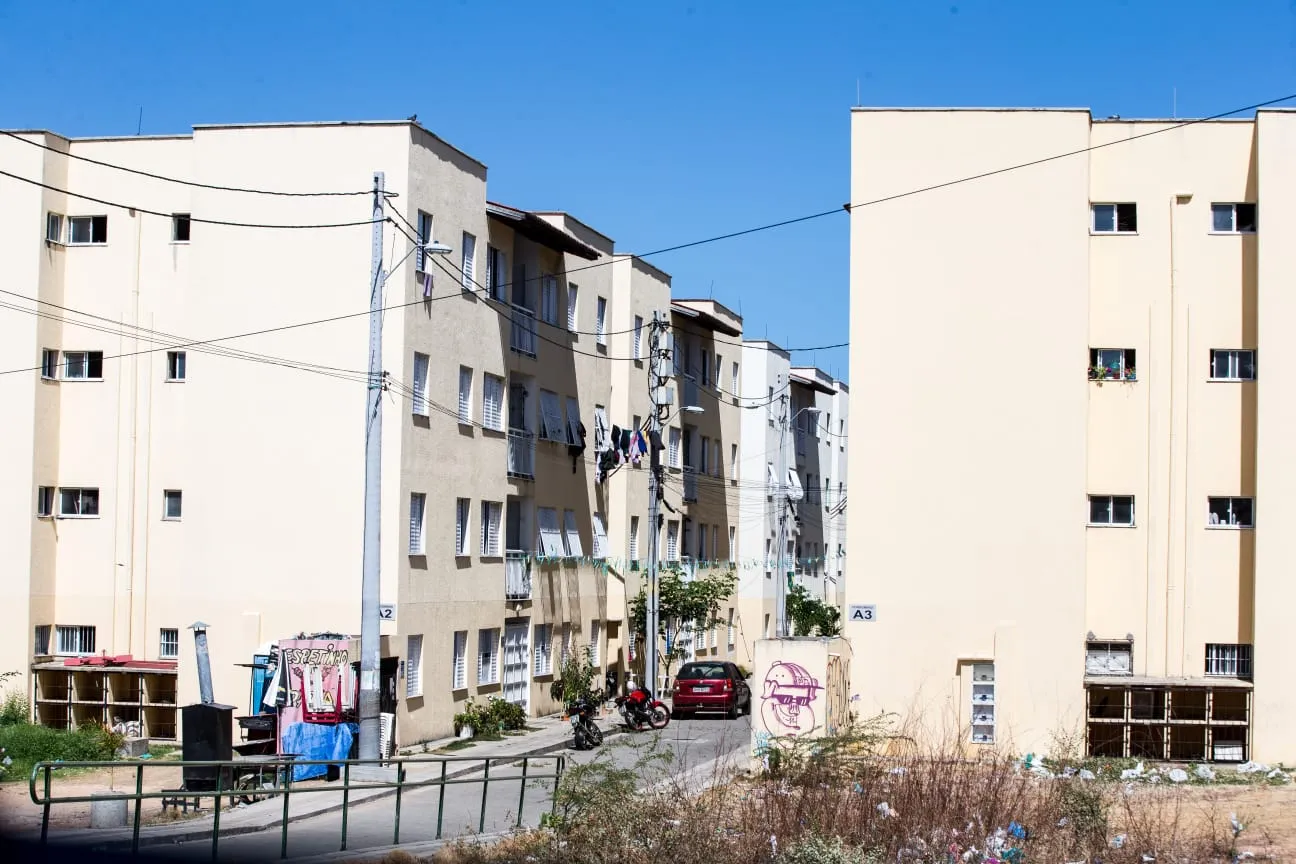 Os relatos de moradores indicam que após as vistorias, os apartamentos entregues pelo Governo foram deixados abertos, sem reforço de segurança e monitoramento