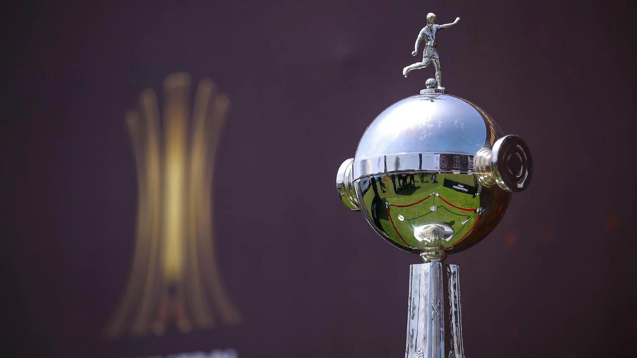 Taça da Libertadores em plano detalhe