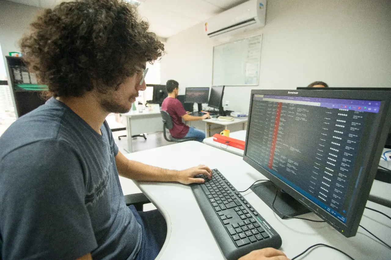 Personagem no computador