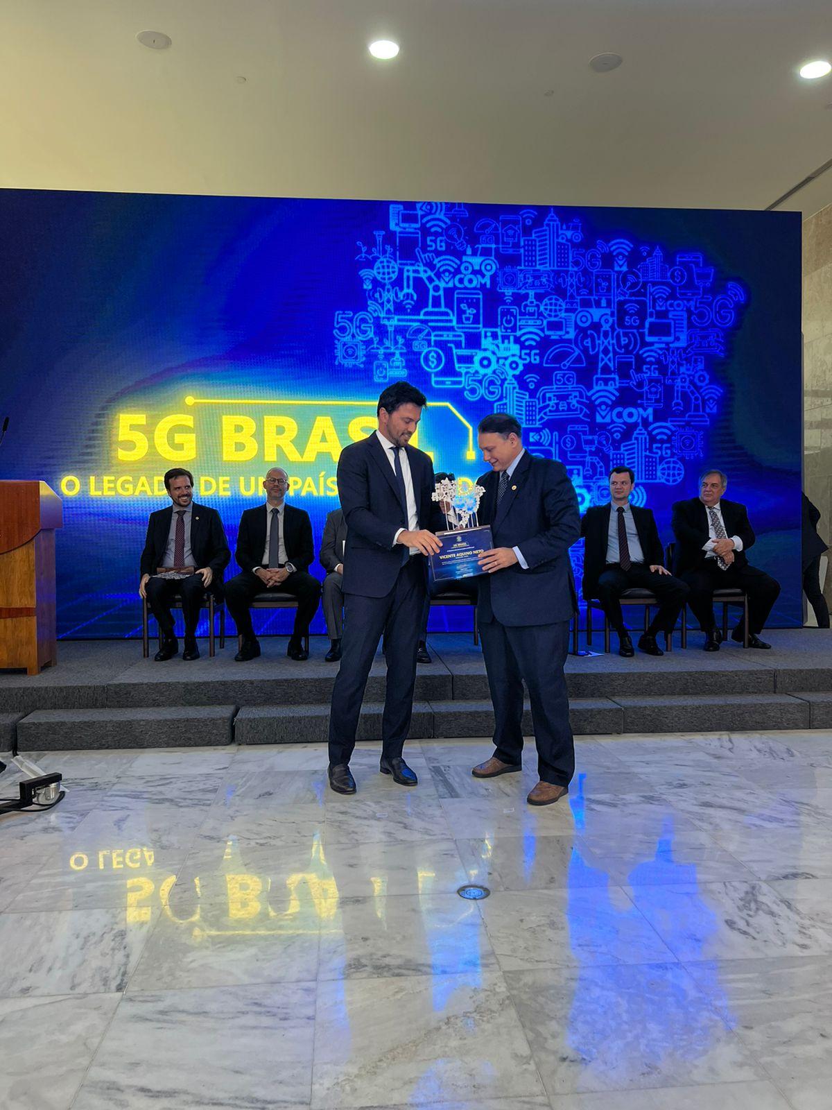 Vicente aquino recebendo homenagem do ministro das comunicações Fábio Faria