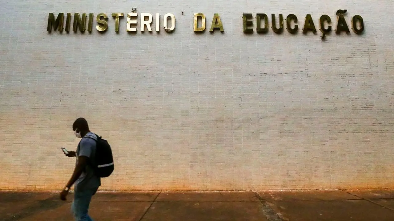 Bolsas da Capes são cortadas