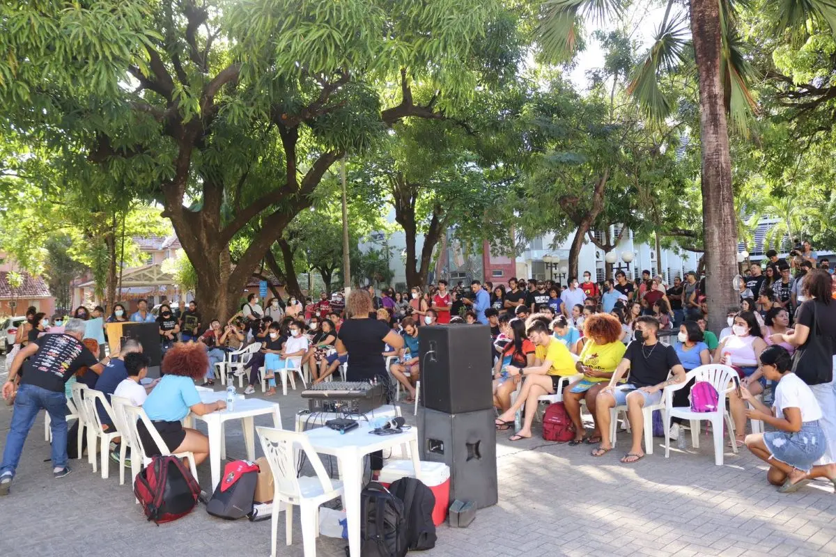 Estudantes, servidores e professores reunidos no Plenário no bosque moreira campos, na UFC, sobre corte de verbas na educação