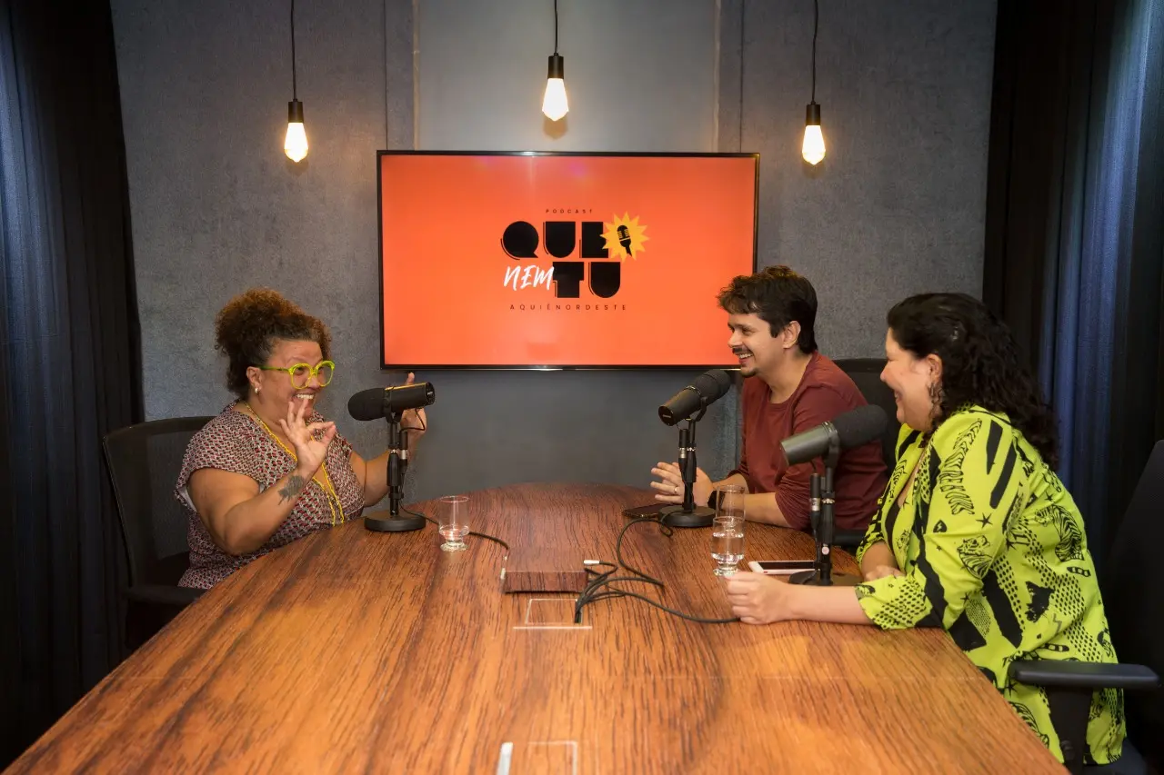 Valéria Vitoriano, Alan Barros e Karine Zaranza no podcast Que Nem Tu
