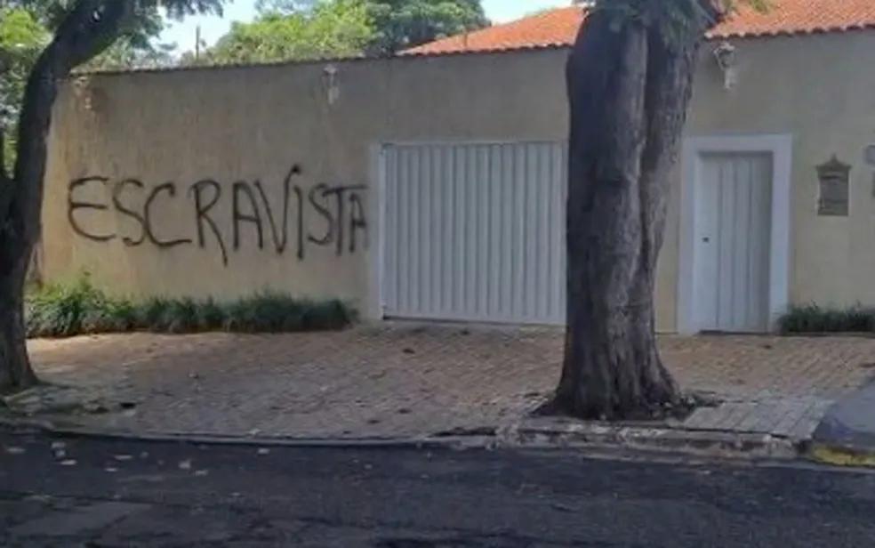 Fachada da casa foi pichada nesta quinta-feira (8)