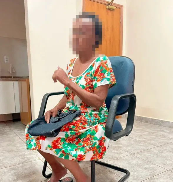 A idosa está sendo acompanhada pela Secretaria Municipal de Assistência Social