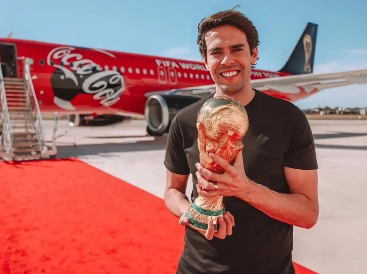 Imagem de Kaká segurando a taça da Copa do Mundo