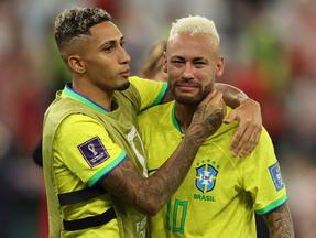 Neymar chora ao lado de um jogador da Seleção Brasileira