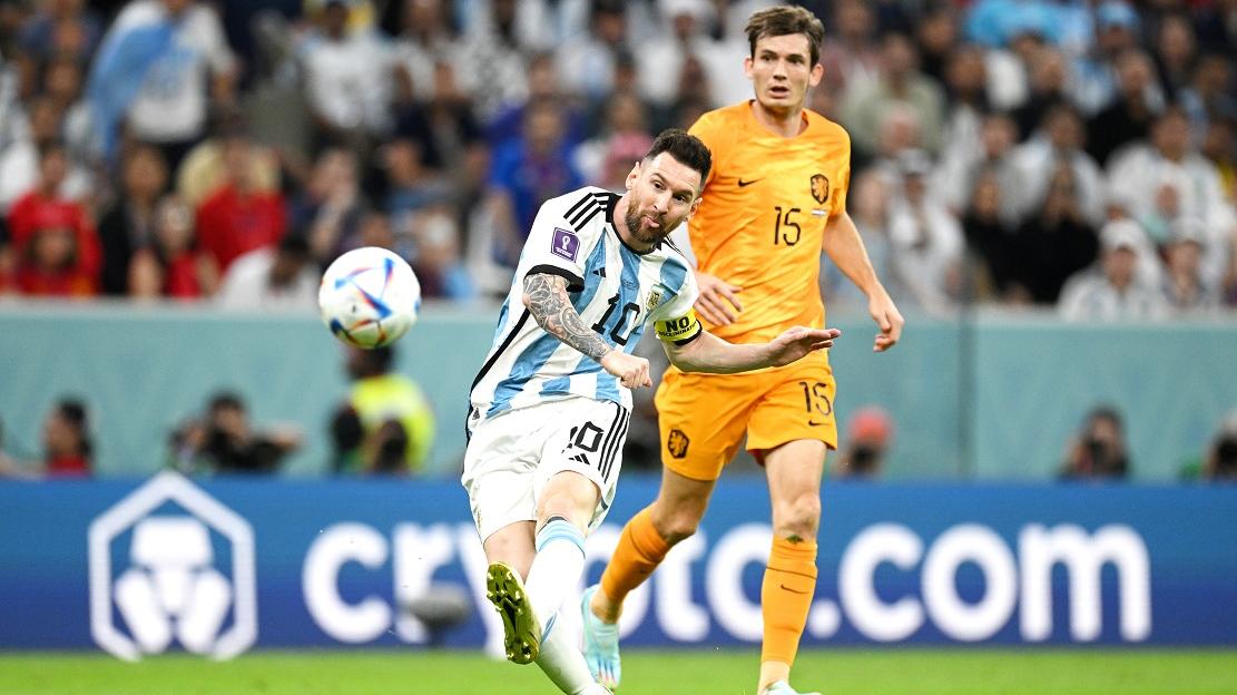 Messi 'treta' com jogador da Holanda: 'O que está olhando, bobo?