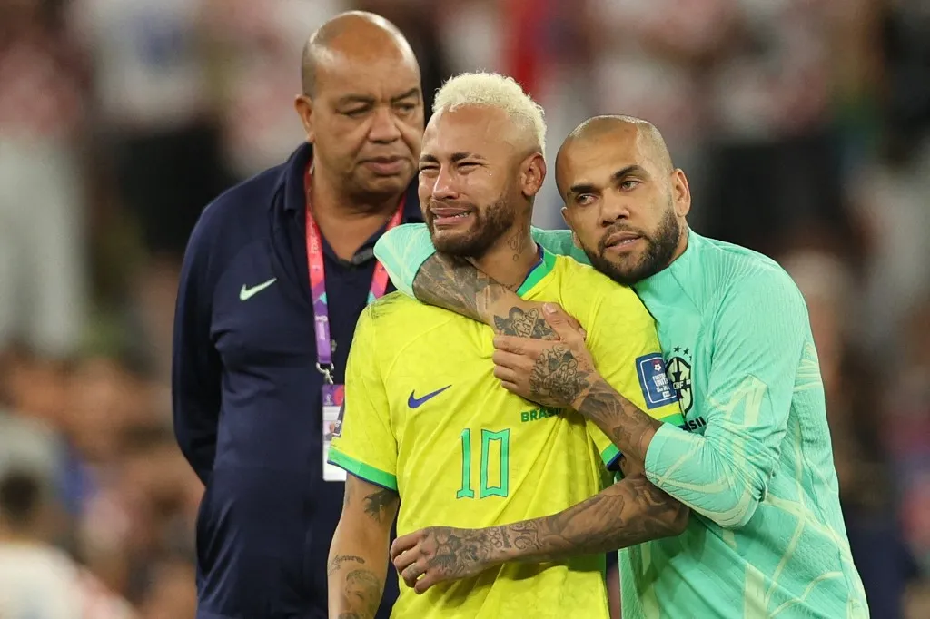 Daniel Alves consola Neymar após eliminação na Copa do Mundo do Catar