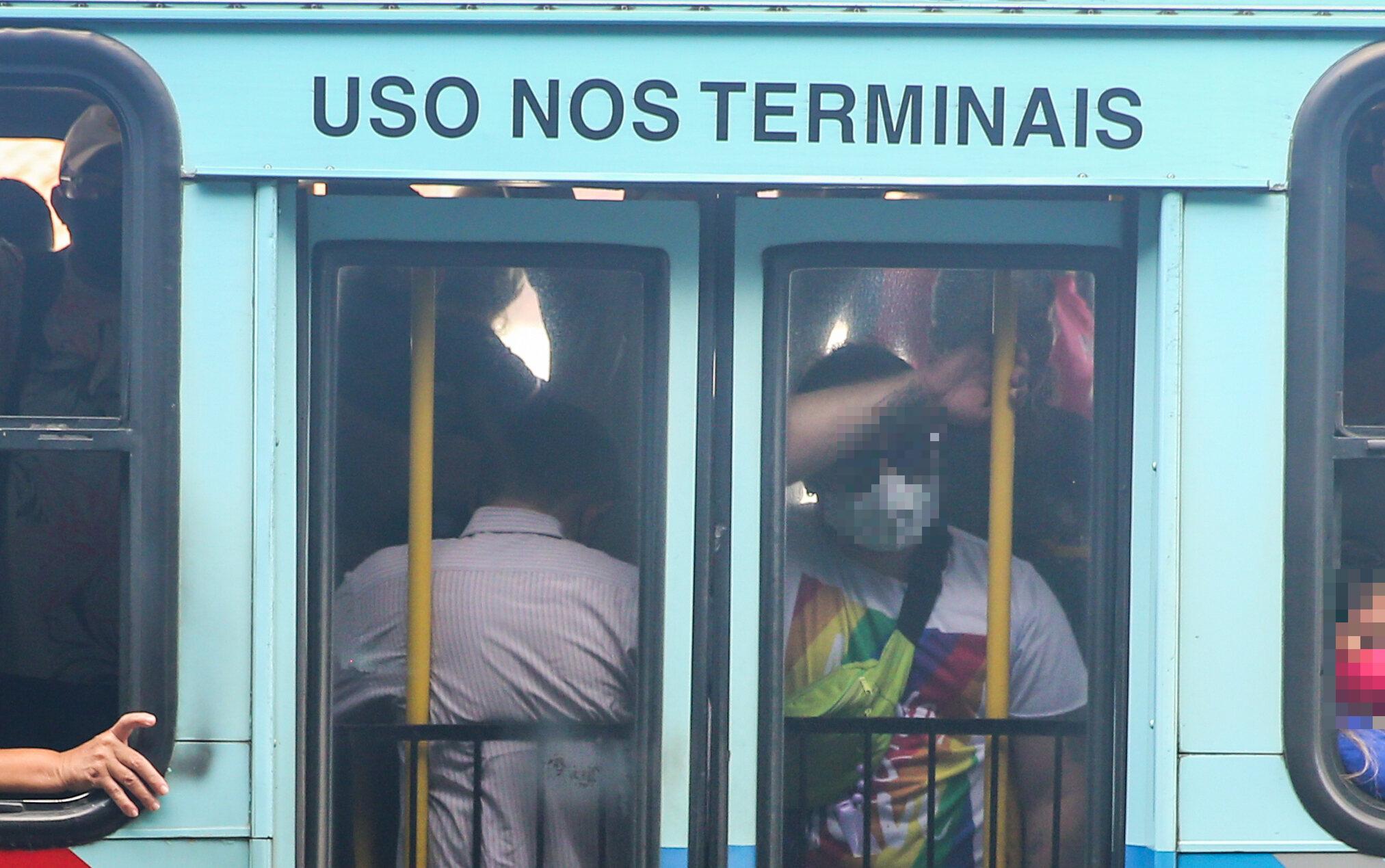 Homem teria aproveitado proximidade com vítima para ataque em ônibus