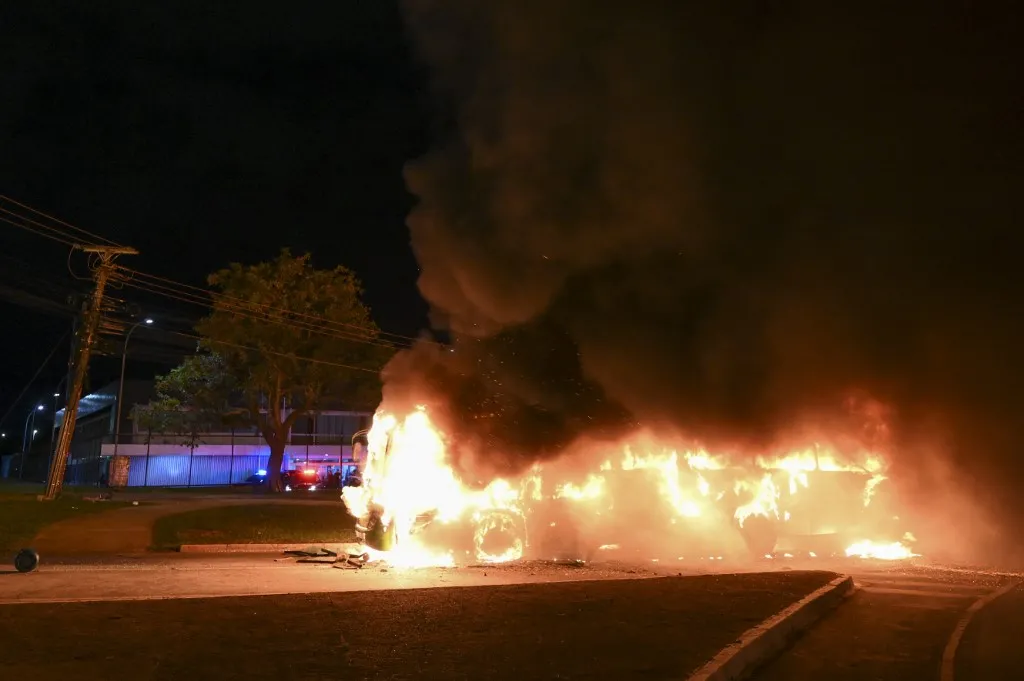 Um ônibus pegando fogo durante manifestação de apoiadores do presidente Jair Bolsonaro