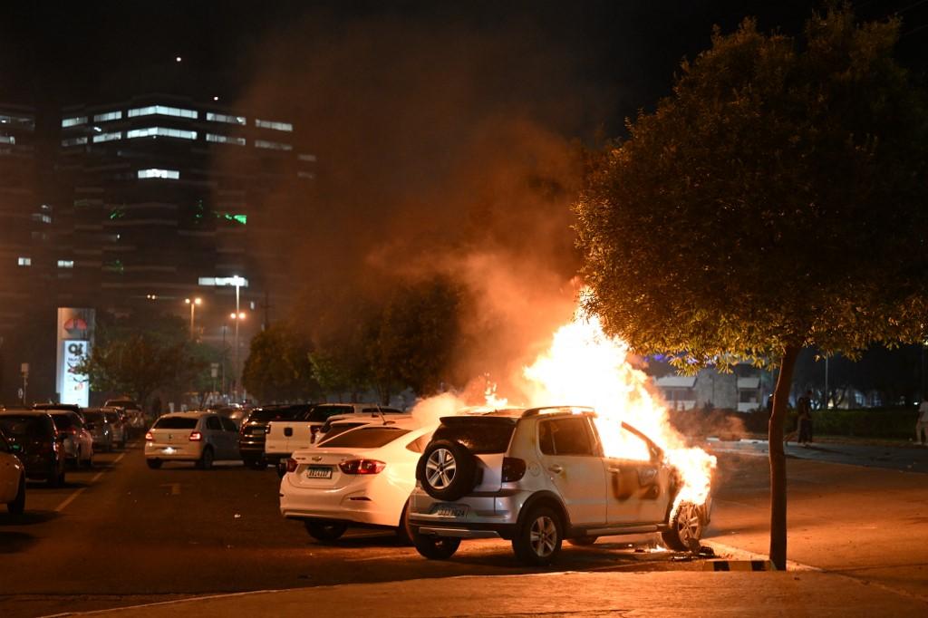 Carros também foram queimados durante manifestação