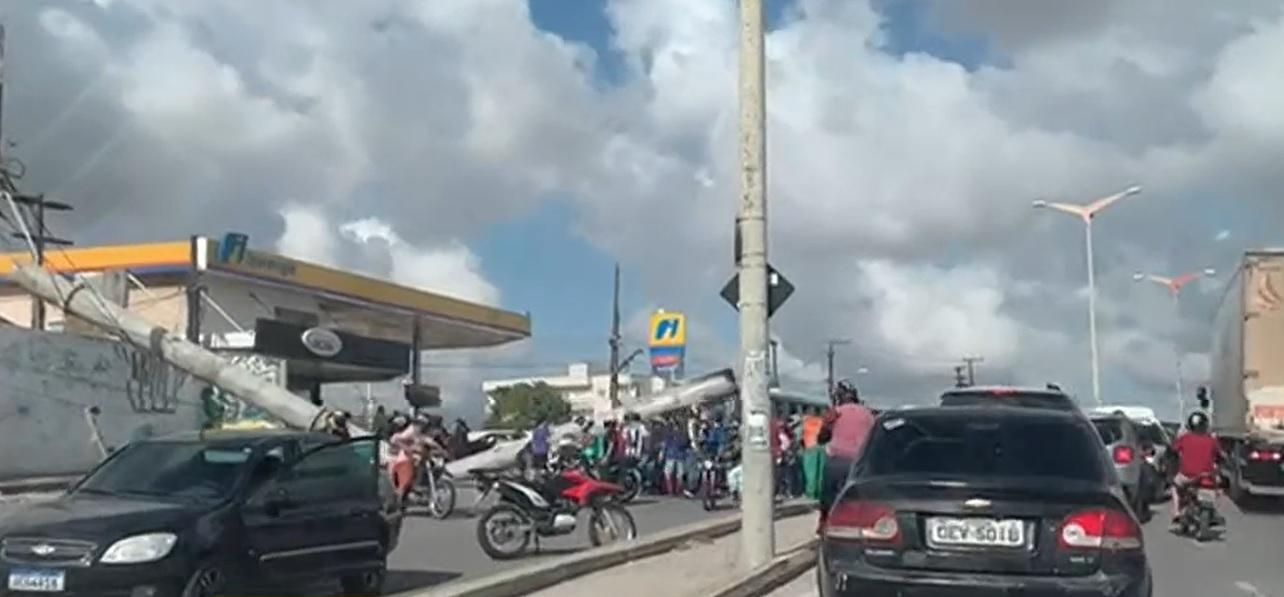 Estrutura caiu em cima de carro