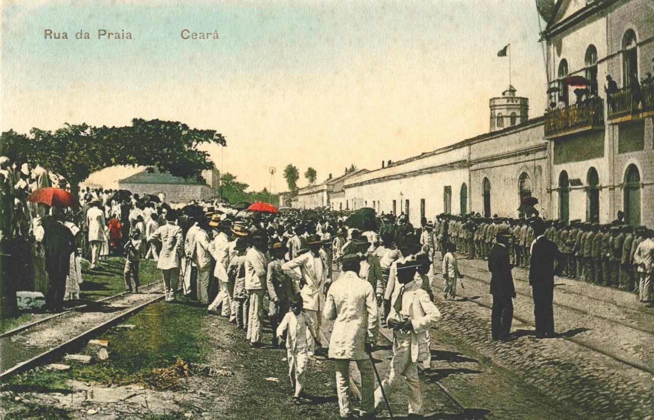 Primeiro volume aborda a introdução dos cartões postais fotográficos no Brasil e sua valiosa contribuição para a iconografia cearense