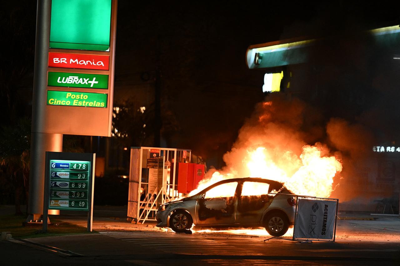 Carro incendiado por bolsonaristas em Brasília no dia 12 de dezembro de 2022