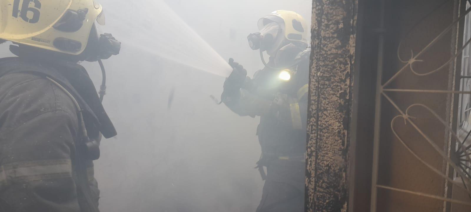 bombeiros apagam chamas de incêndio no Centro de Fortaleza