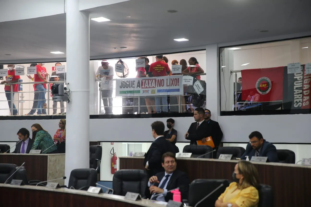 Manifestantes estiveram na Câmara Municipal para protestar contra a taxa do lixo
