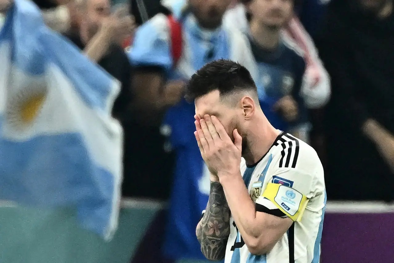 Lionel Messi lamenta gol perdido na Argentina