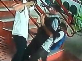 Criminosos rendendo vigilante durante assalto em escola no Ceará
