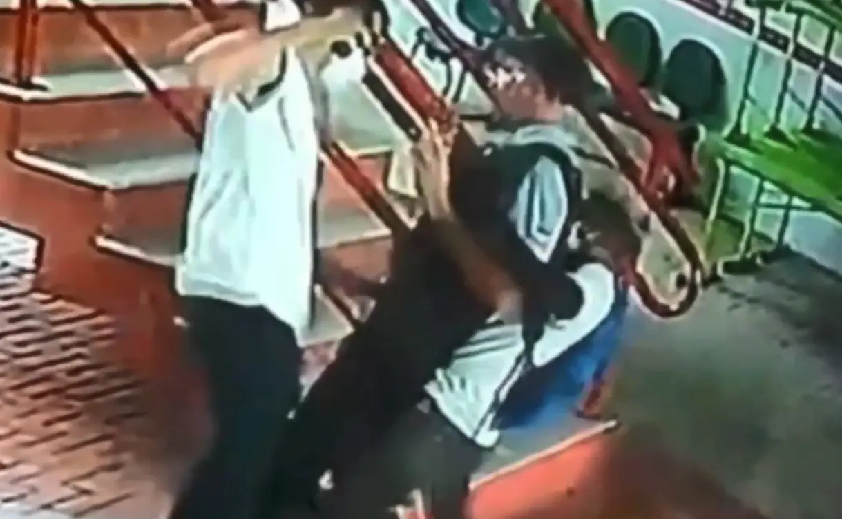 Criminosos rendendo vigilante durante assalto em escola no Ceará