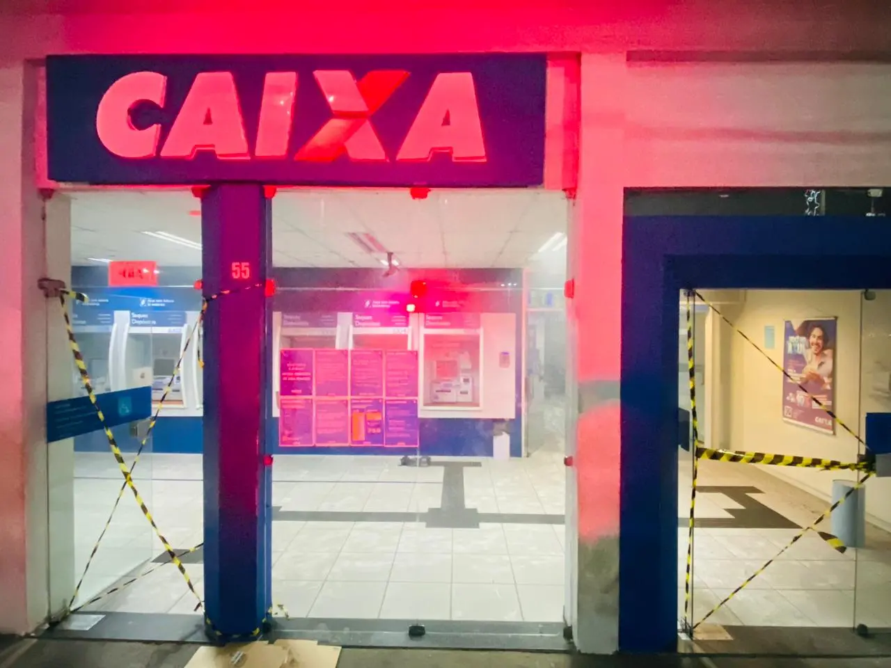 Imagem mostra agência da Caixa em Boa Viagem interditada após curto-circuito registrado em 14 de dezembro de 2022