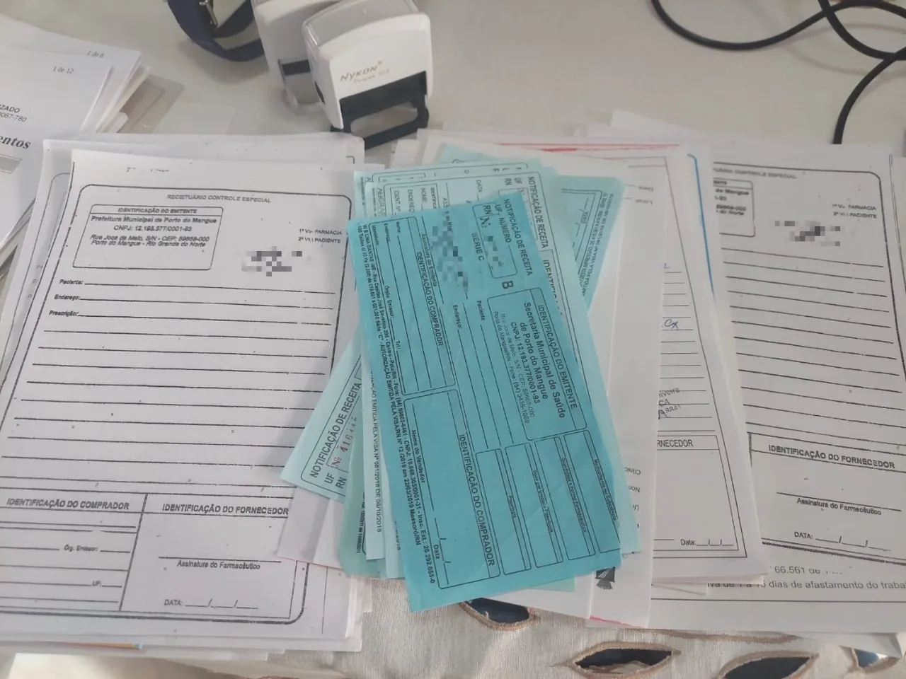 Durante o cumprimento dos mandados, foram apreendidos documentos, celulares e vários receituários médicos em branco já assinados