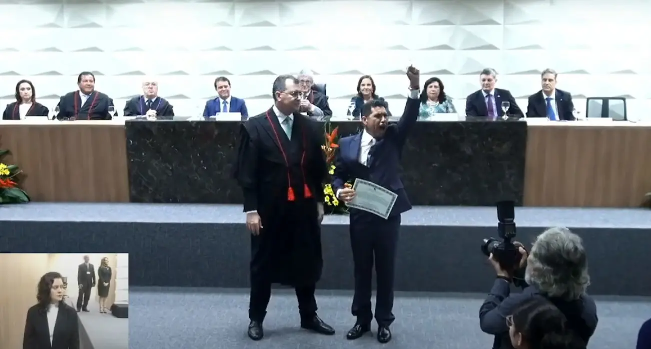 Deputado De Assis Diniz se manifesta durante diplomação