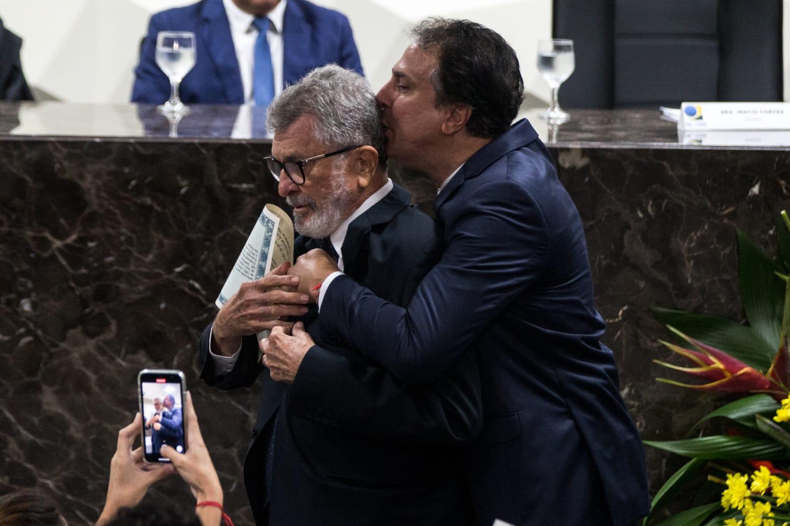 Camilo beija o pai após a diplomação