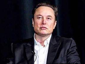 O empresário Elon Musk utiliza terno e camisa social durante entrevista