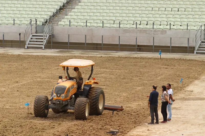 Imagem mostra homem em trator