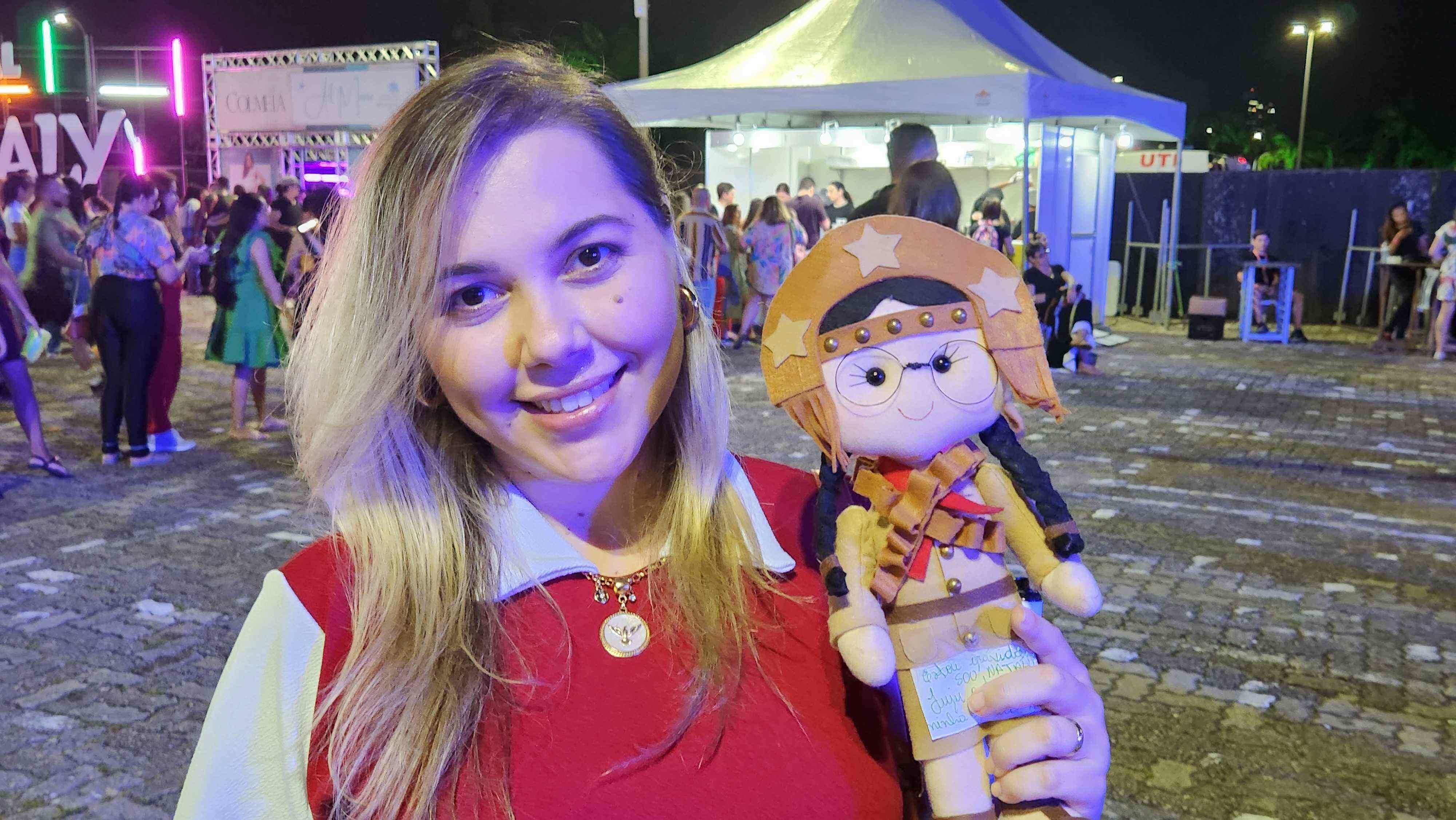 Fã Natália Ester Bezerra, grávida de cinco meses, levou até uma boneca de Juliette ao evento