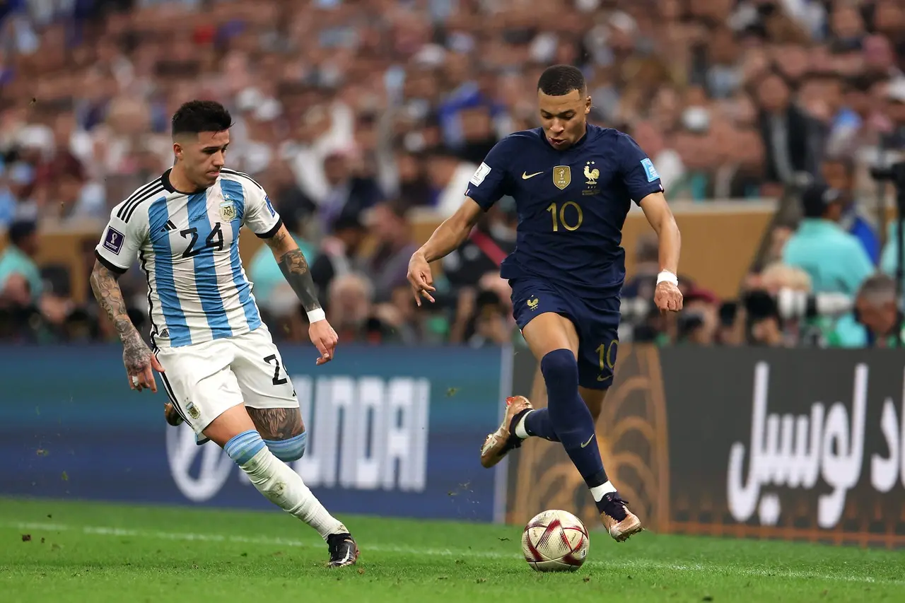 Atletas de França e Argentina disputam bola