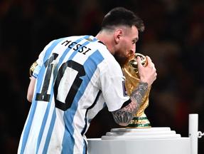Lionel Messi beija taça da Copa do Mundo