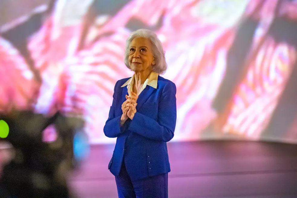 fernanda montenegro vestindo roupa azul e olhando para cima