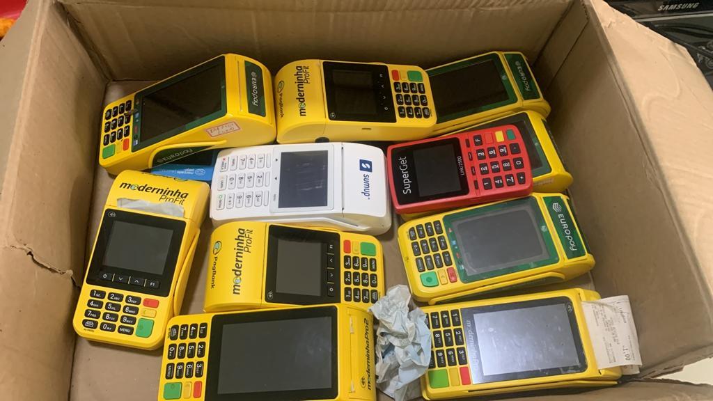 Com os suspeitos, a Polícia Civil apreendeu maquinetas que eram utilizadas para as fraudes e uma arma de fogo