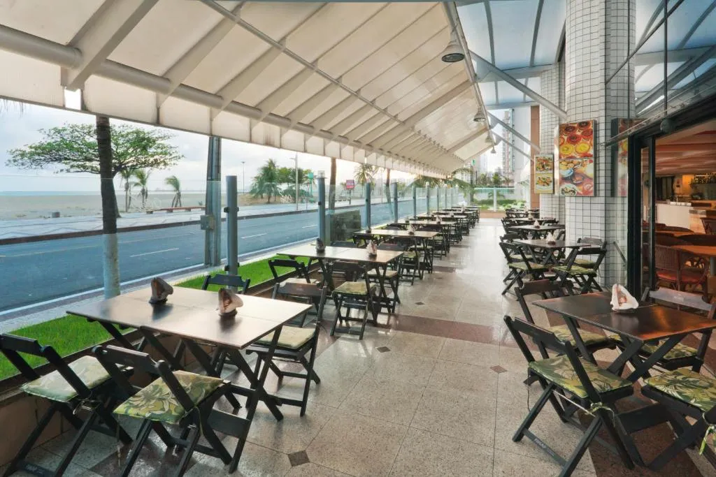 Café da manhã no Holiday Inn é servido em frente ao mar