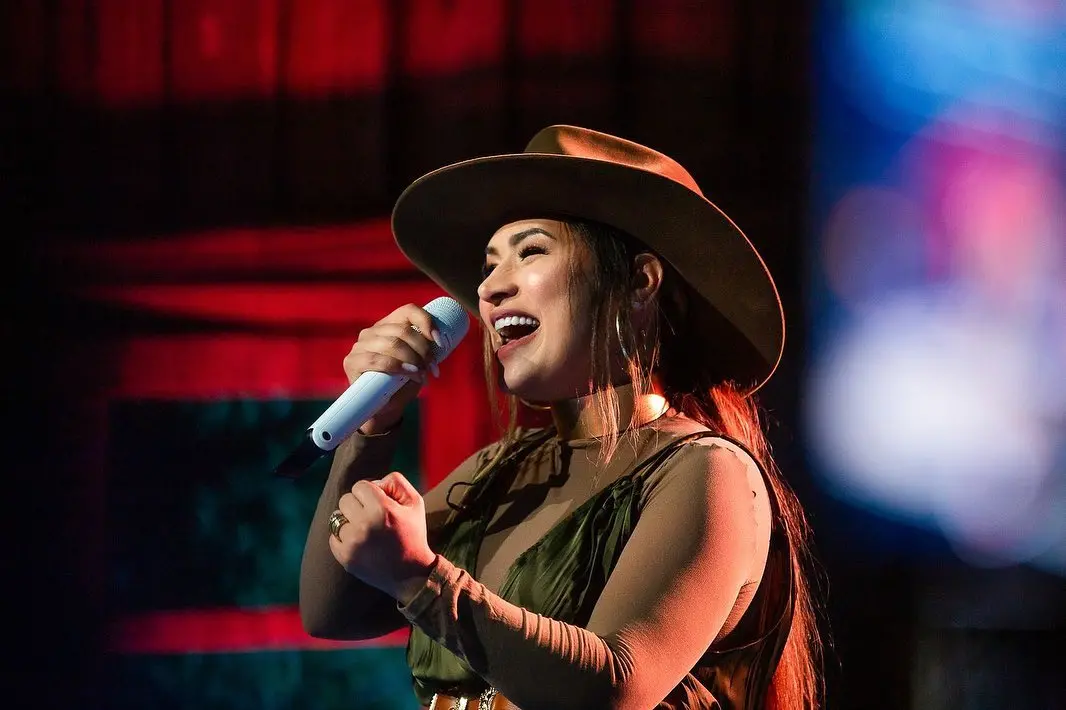 Cantora gravou DVD da carreira solo em fazenda