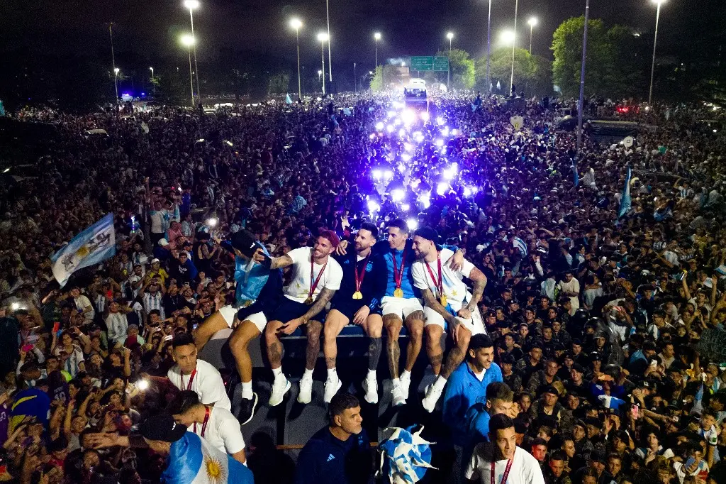 Imagem mostra jogadores de futebol em cima do ônibus