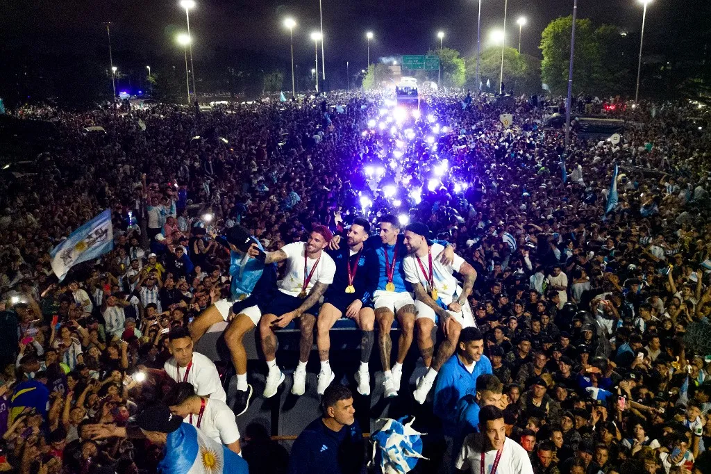 Messi e companhia desembarcaram na Argentina na madrugada desta terça-feira.