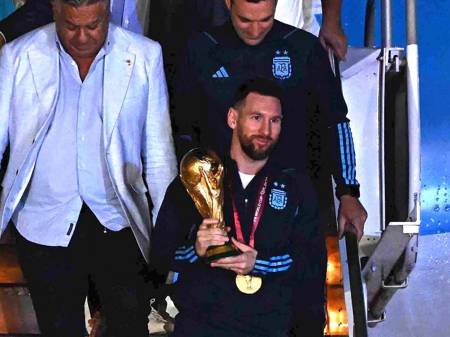 Foto de Messi com a taça da Copa do Mundo se torna a mais curtida